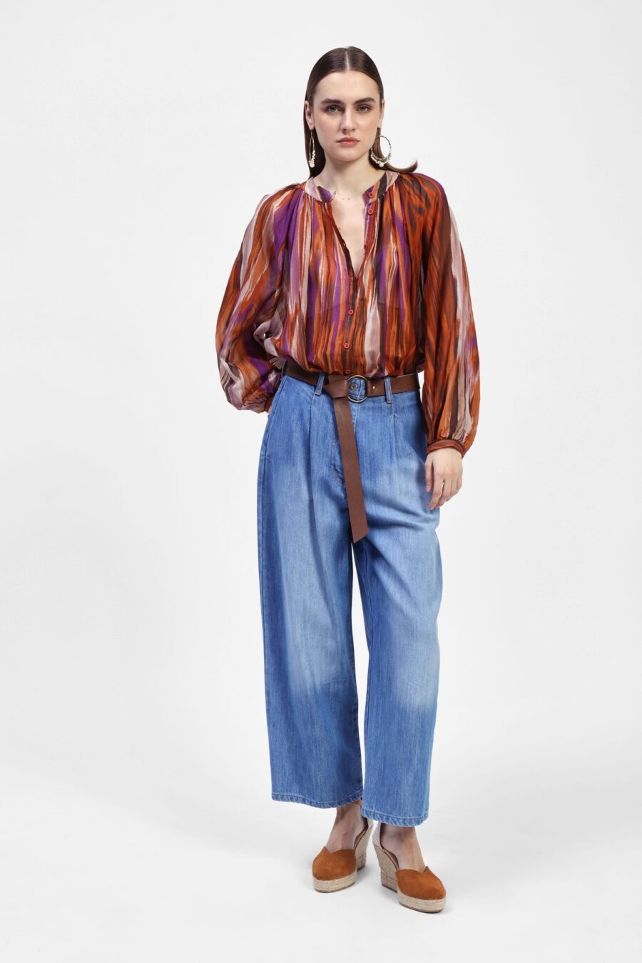 Jeans so širokými nohavicami a nariaseným pásom