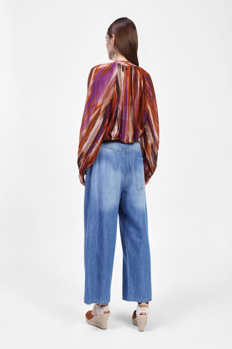 Jeans so širokými nohavicami a nariaseným pásom - Image 2