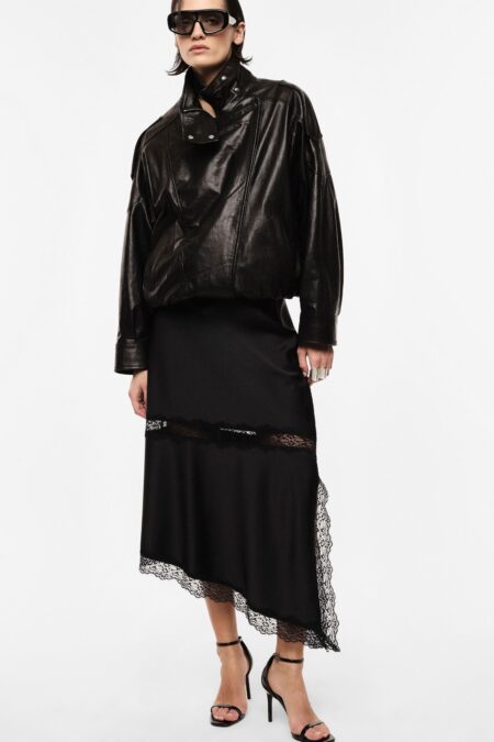 Dlhá asymetrická sukňa s čipkovaným lemom