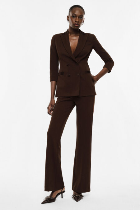 Kostým s dvojradovým sakom a rozšírenými nohavicami