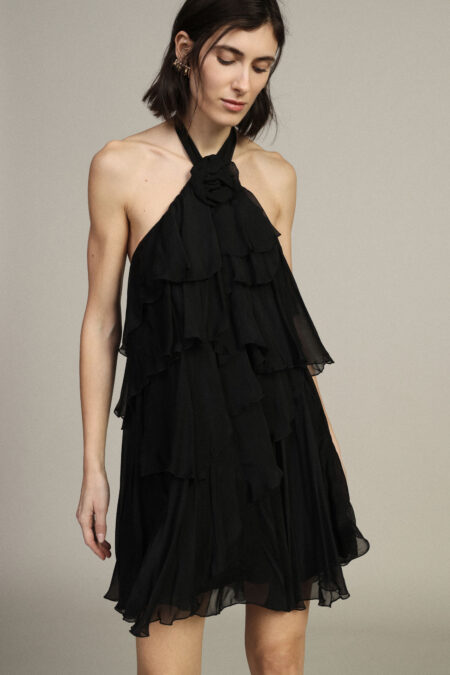 Krátke šaty so splývavými volánmi