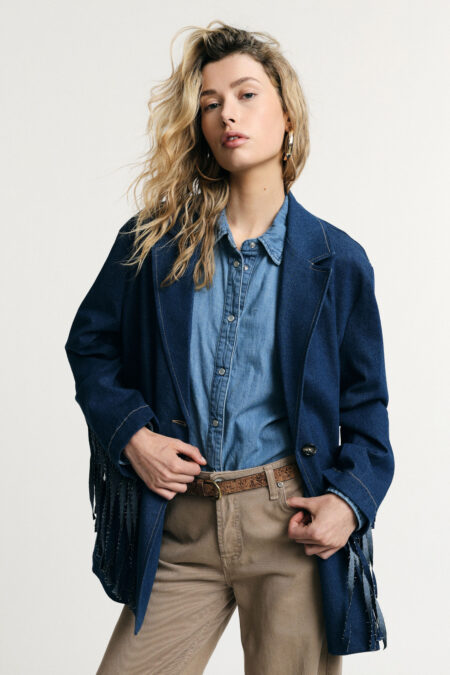 Sako so strapcami a zapínaním na gombíky