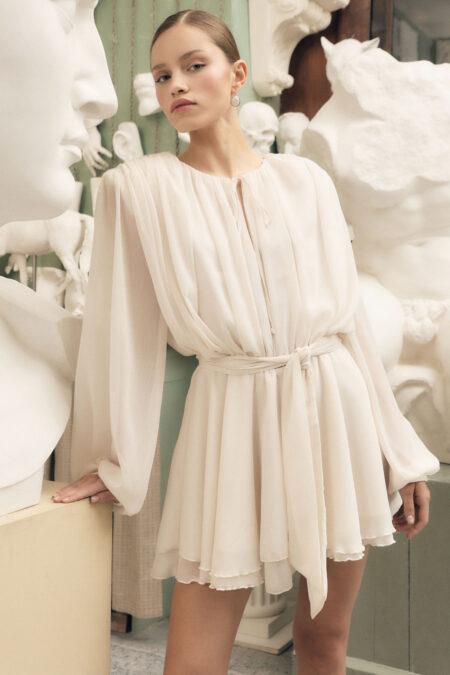 Krátke šaty s dlhými rukávmi a opaskom