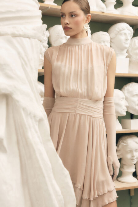 Krátke plisované šaty bez rukávov s vysokým golierom