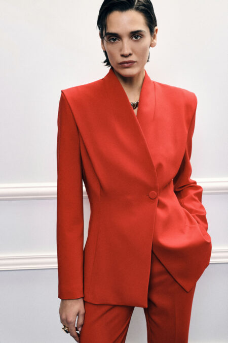 Jednoradové sako so štruktúrovanými ramenami