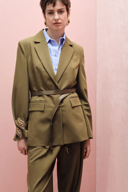 Sako s opaskom a jednoradovým zapínaním