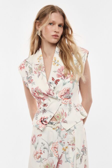 Vesta s kvetinovým vzorom