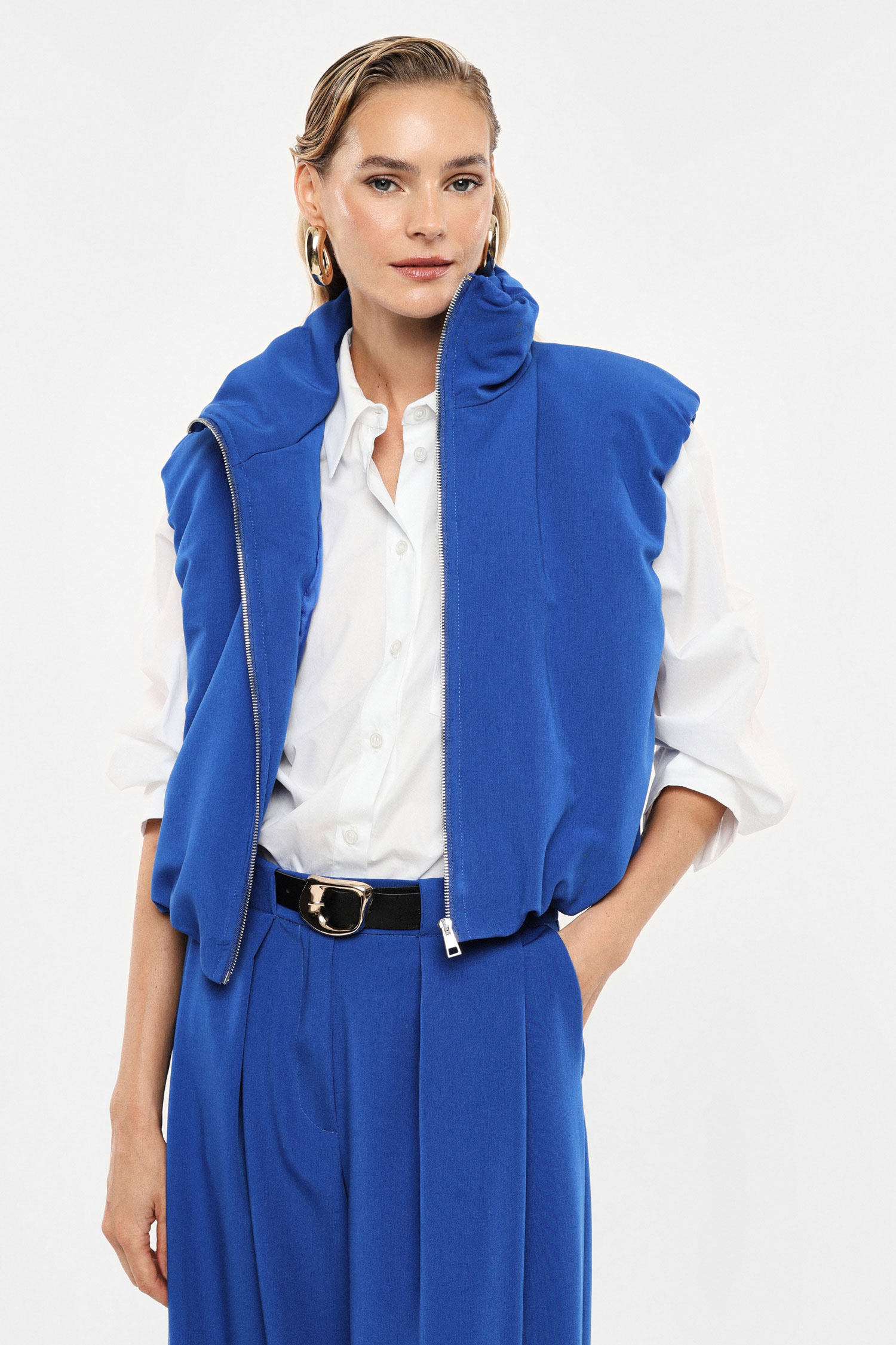 Bezrukávová bunda so zapínaním na zips