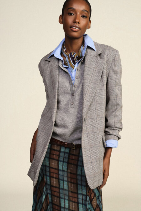 Kárované sako s detailom strapcov na zadnej strane