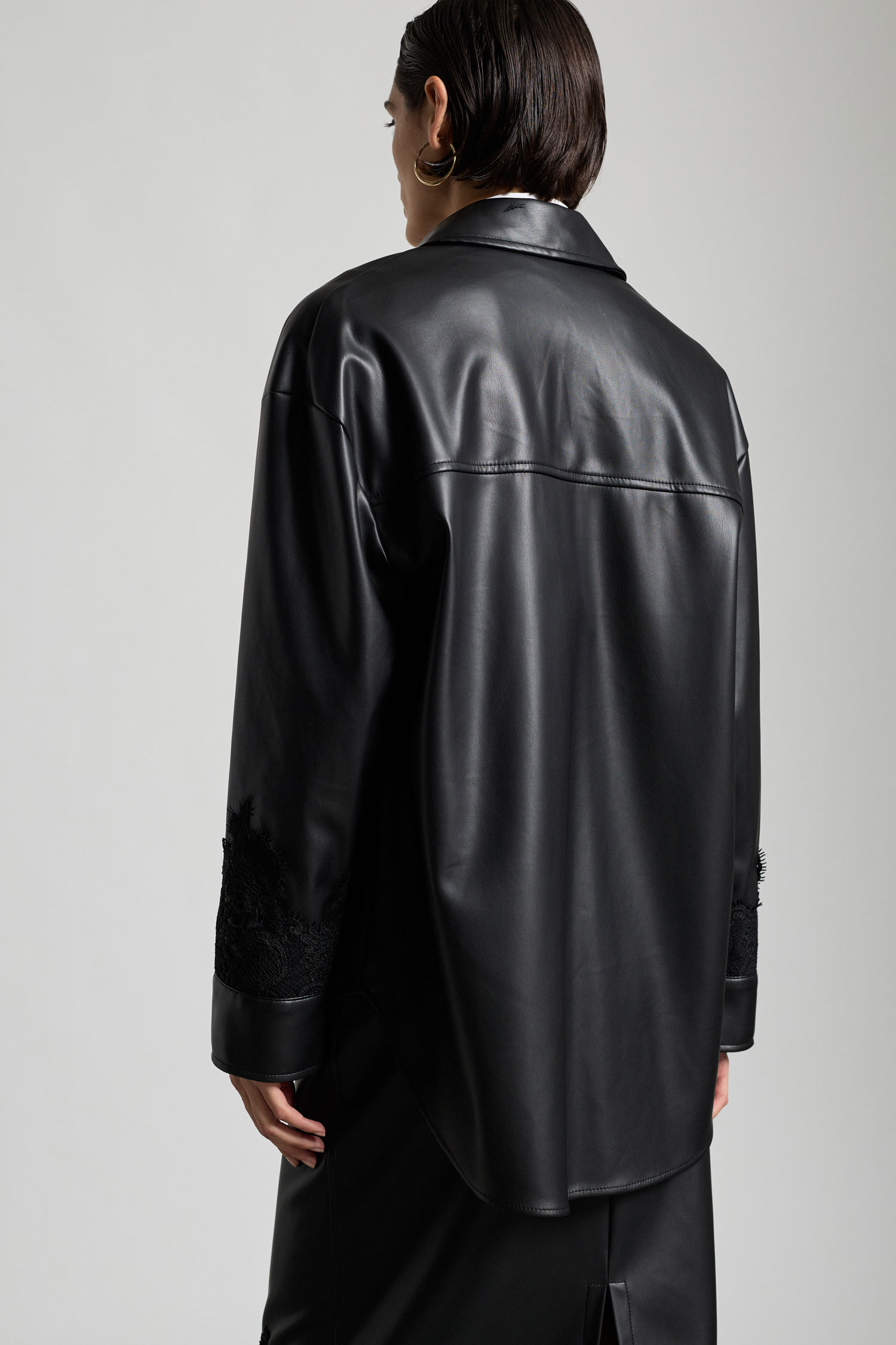Oversized košeľa v imitácii kože s vyšívaným detailom – Obrázok 3